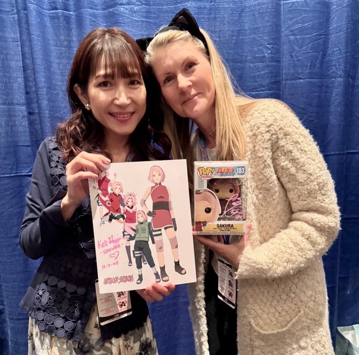 yurisasusaku's tweet photo. CROSS OVER OF THE CENTURY!!! KATE HIGGINS AND CHIE NAKAMURA MEET AT ANIME PASADENA OMG😭♥️ AND THEY GAVE EACH OTHER SIGNED MERCH 😭😭 WE LOVE YOU SAKURA https://t.co/sorXtUulU9