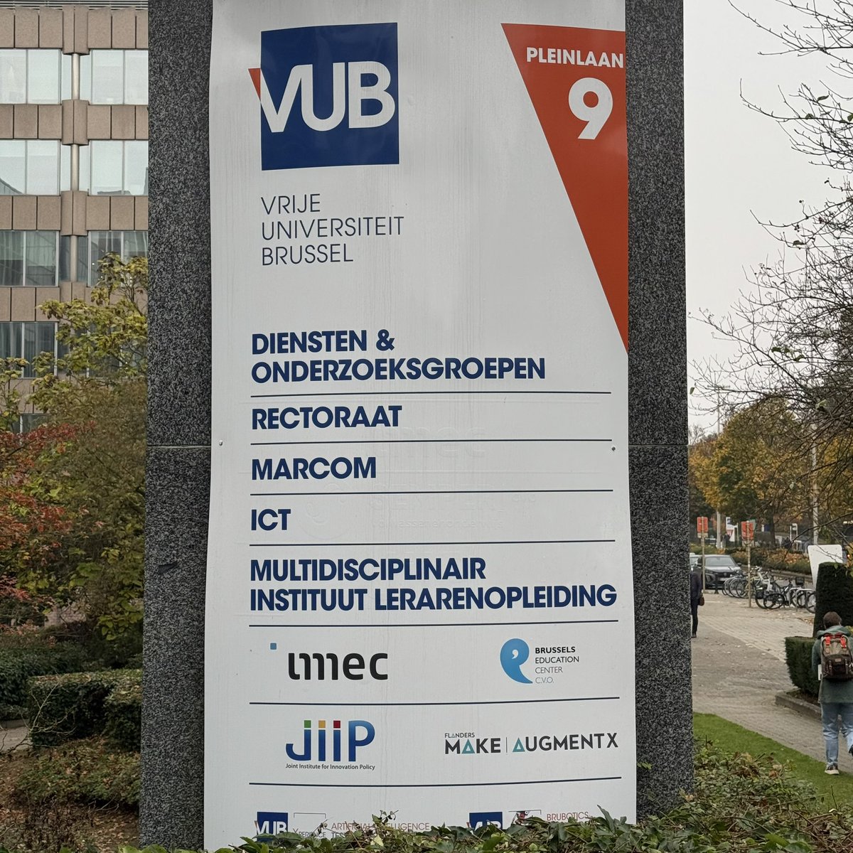 I also need to thank scientists and a professor at the Department of Computer Science, Vrije Universiteit Brussels for having discussions and dinner with me.