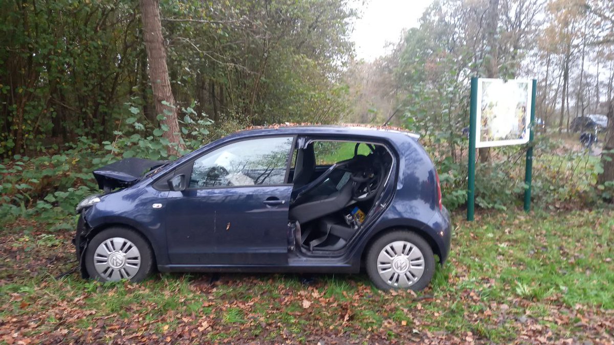 Automobilist zwaargewond door botsing tegen boom