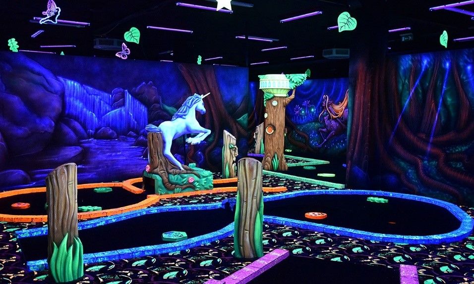 Afgelopen juni was er al een geslaagd uitje voor kinderen in de Leeuwardense AquaZoo. Maar een nieuw uitstapje staat alweer voor de deur. Meld je nu al vast aan voor Glow in the Dark Midgetgolf! Lees er meer over op onze website. ➩ tinyurl.com/2uctphz9