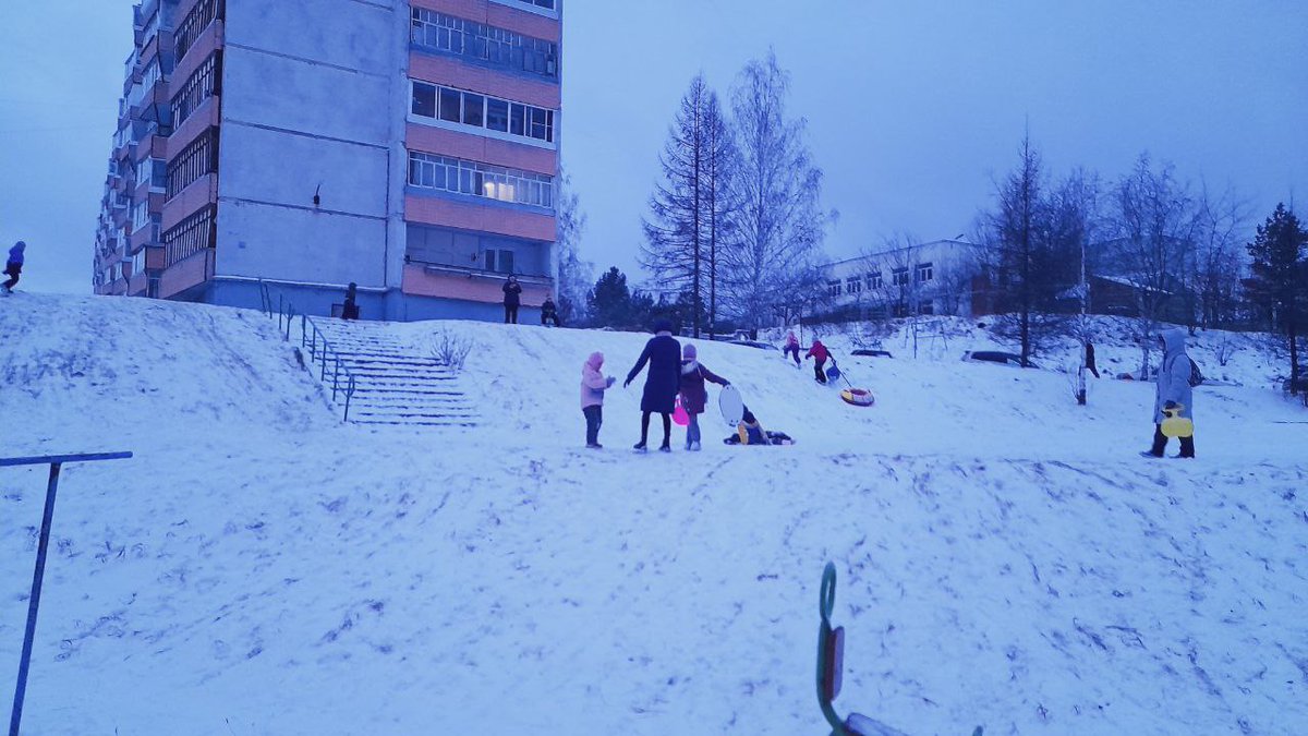 SIL_trader's tweet image. It has already snowed in Russia, and children are riding a slide