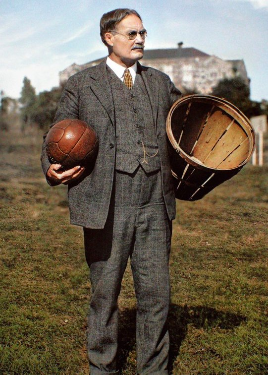 RitmoNba's tweet photo. Hoy se cumplen 163 años del nacimiento del Dr. James Naismith que, una tarde de invierno, quiso inventar un juego que se pueda desarrollar puertas adentro, para que sus alumnos no tengan frío.

Gracias ❤️🏀

📸 @FIBA via @jecinci https://t.co/1icsGn6dX4