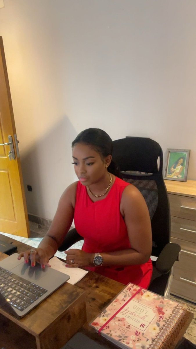 SelemaniMarina's tweet image. Vous épuisez un peu trop la jeunesse avec vos conférences et forum sur l’entrepreneuriat, à part vos beaux discours. Qu’apportez-vous de concret ? ! Quel problème avez-vous déjà résolu ? Quelle est réellement votre parcours, cher paneliste ? Les histoires de vos vies sont très…