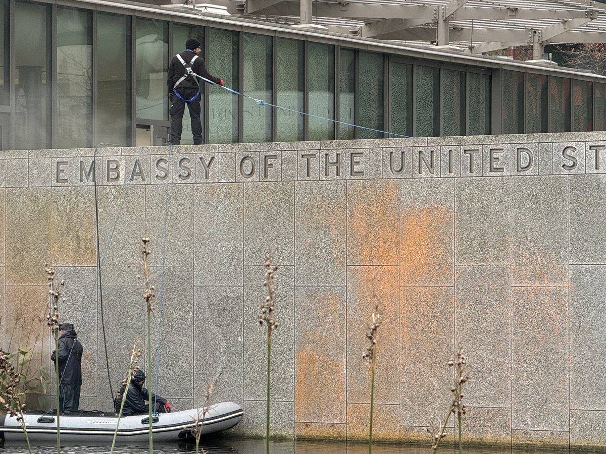 bombaylychee's tweet photo. They’re removing orange dye from the front of the US Embassy. https://t.co/GclwRiGR0M
