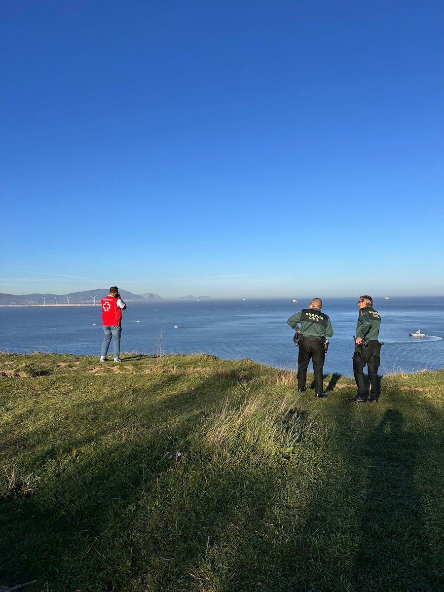 gcivilbizkaia's tweet photo. (1/4) Hallazgo de cadáver en #PuntaGalea , efectivos de la @gcivilbizkaia se desplazan al lugar comprobando que el fallecido se encontraba en la zona rocosa.
#ParaServirYProteger #062
#policiajudicial #inspecciónocular @CruzRojaBizkaia https://t.co/S1YloWAczm