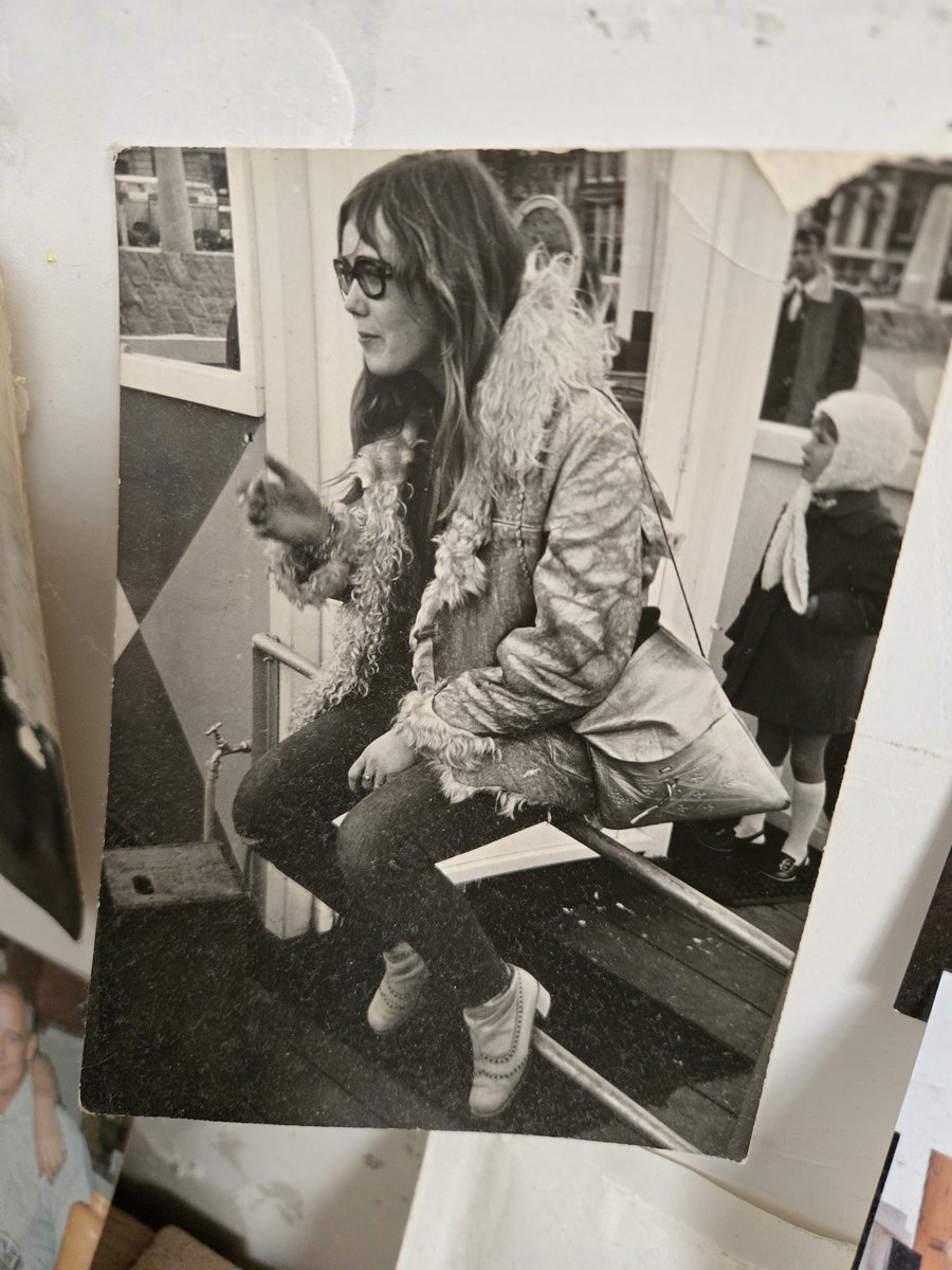 Na 14 jaar peins ik erover of ik nog op X blijf. Dat heeft te maken met eigenaar #Musk. Zo heb ik in 2008 FB verlaten wegens #Suikerberg. Dus ook Instagram. Ik denk dat #LinkedIn de enige is zonder creeps. 
Dit ben ik, hippie-girl en fotograve bij de Rondvaart in A'dam in 1968