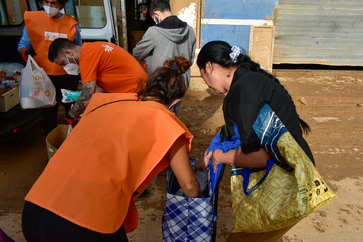 gitanos_org_CV's tweet image. La FSG de Valencia está estos días centrada en llevar alimentos y material de protección a las familias afectadas por la catástrofe meteorológica. 

Si necesitas acompañamiento o ayuda escríbenos a estos números:

☎️ 636 47 82 31 | 615 12 09 23

Estamos contigo.