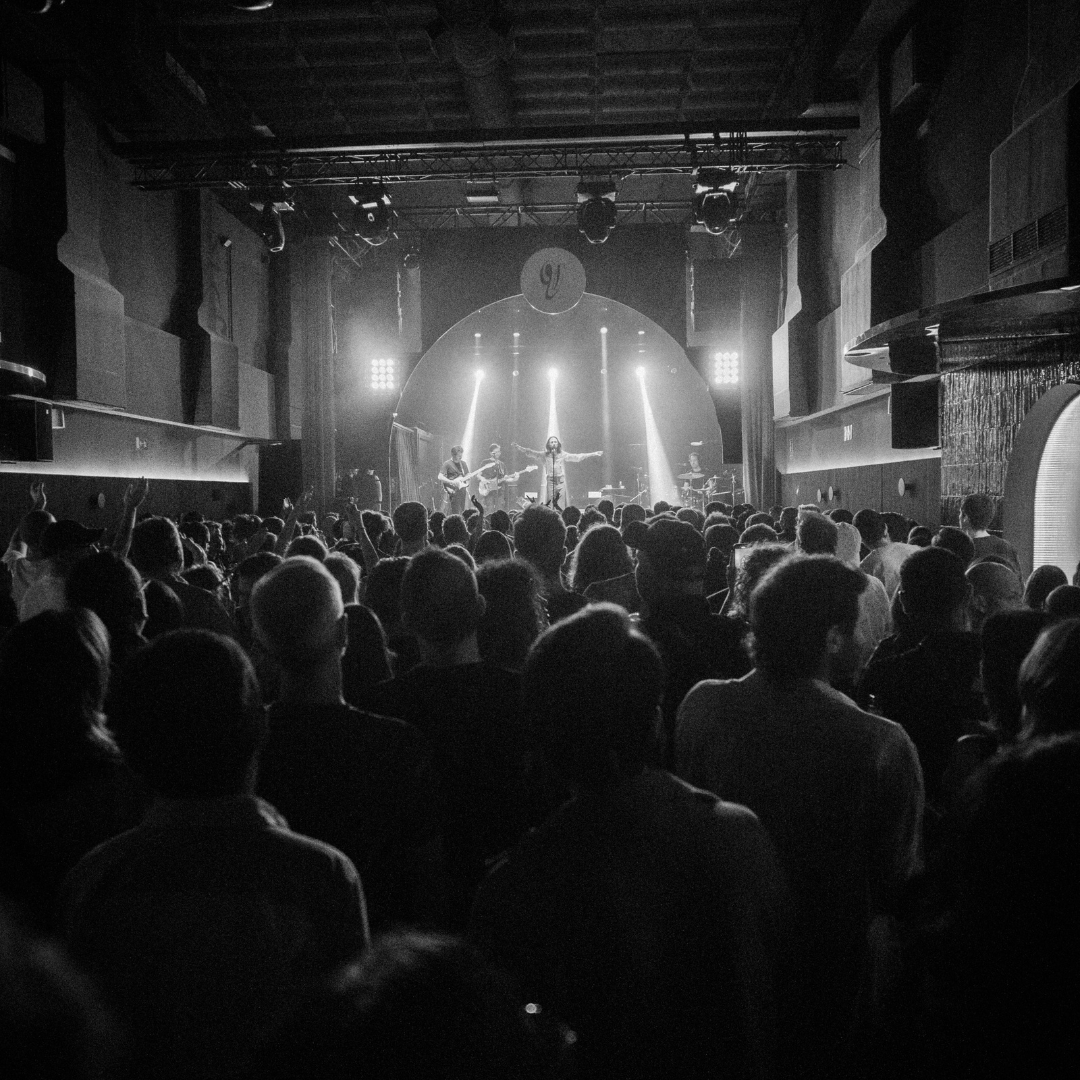 El sábado pasado, <a href="/estemanmusic/">Esteman</a> logró reunir a todas las Reinas Leonas en #SalaVillanos, logrando un SOLD OUT en su show de Madrid.  

Además tuvo una invitada muy especial arriba del escenario: <a href="/ximenamusic/">Ximena Sariñana</a> que cantó "Caótica belleza" junto a él 🌟 

📸<a href="/julianlona/">Julián Lona</a>