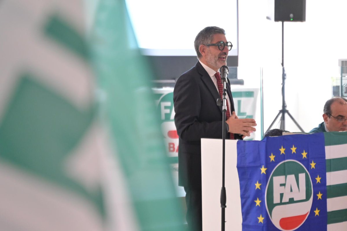 fai_cisl's tweet photo. #6novembre, il Segretario Generale @OnofrioRota conclude il Consiglio Generale #FaiCisl #Basilicata commentando positivamente lo stanziamento di 100milioni di euro, che @SocialMasaf e @mimit_gov hanno destinato agli oltre 190 #distretti nazionali del #cibo. “Di questi, cinque sono i distretti lucani, e sarà importante ottenere le risorse utili per lo sviluppo sociale ed economico dei territori e la permanenza delle famiglie agricole nelle aree interne ma soprattutto per garantire qualità del #lavoro, #sostenibilità della #filiera, #sicurezza nel settore”.
Comunicato stampa integrale e fotogallery su https://t.co/SJ35TQxf3V 👉https://t.co/OZ1OYyK6Lh