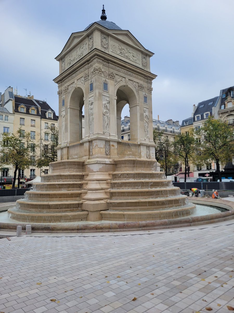 [⛲] Suite et fin de la restauration de la Fontaine des Innocents aux Halles, avec la reprise des sols alentours.