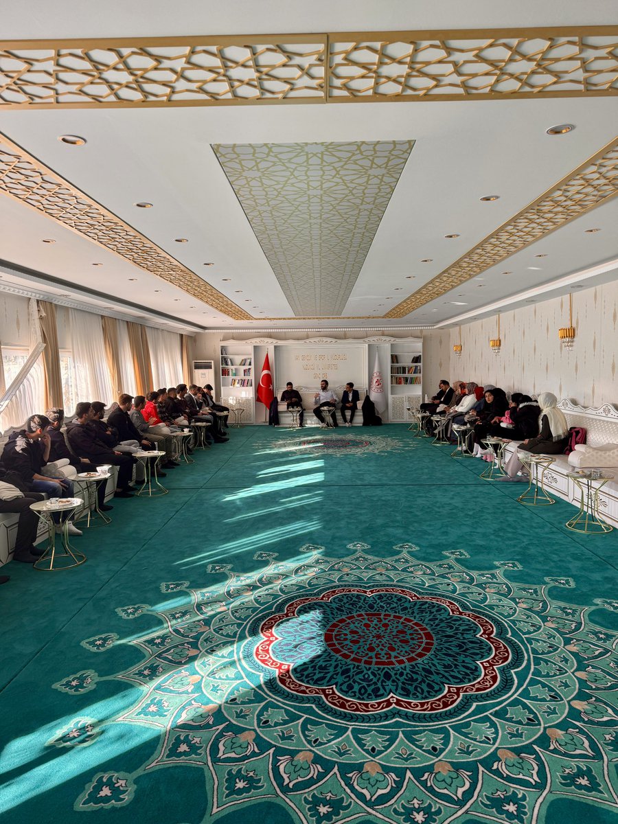 mburaksarman's tweet photo. 📍Van

Yol arkadaşlarımız, kardeşlerimiz @tugvavan ve @tugvavanuni teşkilatlarımızla beraber, Van Yüzüncü Yıl Üniversitesi rektörü @hsevli hocamızı ziyaret ettik. 

İhtisas Akademi projemizi anlattık. Akabinde Üniversite teşkilatımızın haftalık çay sohbetine konuk olduk. 

Rektör hocamıza ve il başkanımız @misa_deniz ’e nazik misafirperverliği için çok teşekkür ediyorum.