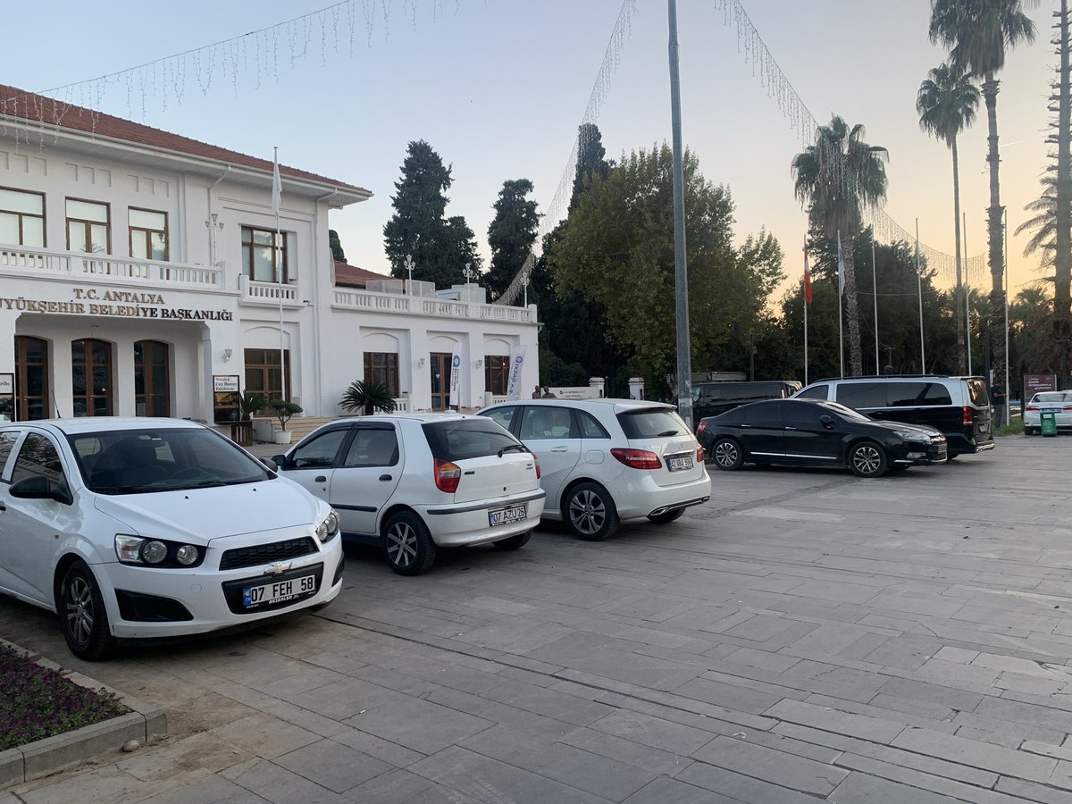 brgrgc's tweet photo. @ANTALYABB Yıldız Kenter tyt. Önüne sadece görevli ve işletme sagiplerinin aracının alındığı söyleniyor fakat akşam saatinde bu kadar görevlinin ne işi var.Güvenlik istediğini alıyor.Lütfen bu noktaya çözüm bulunsun.@Av_umituysal https://t.co/ne5Ut4tf2E