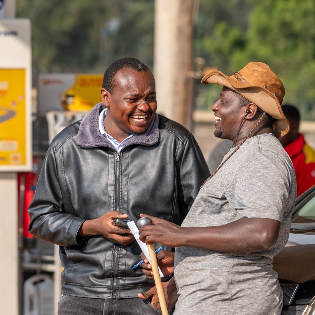 kameivanaKenya's tweet photo. Unacheki hizo smiles?😃 
Baaas! Seeing such smiles and bringing happiness to people’s lives is our greatest pride as Shell Club! 
Usiwachwe nyuma basi, just dial *523# and welcome to the family! 😌
@Shell_Kenya  @vivoenergykenya  @Terencecreative 
.
#ShellClubSurprises https://t.co/1Oftw772nk