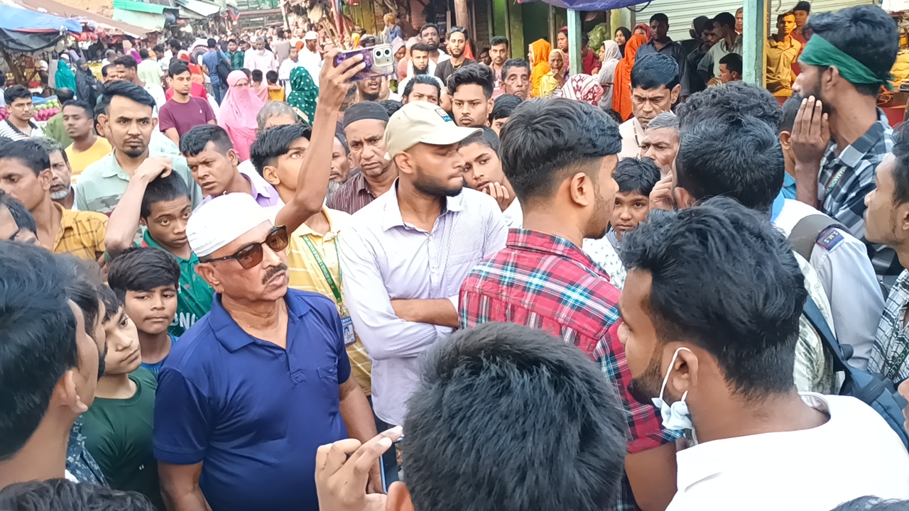 কালিয়াকৈর হামলার ঘটনায় বাজার ব্যবসায়ীদের বিচারের দাবিতে ছাত্র সমাজের বিক্ষোভ