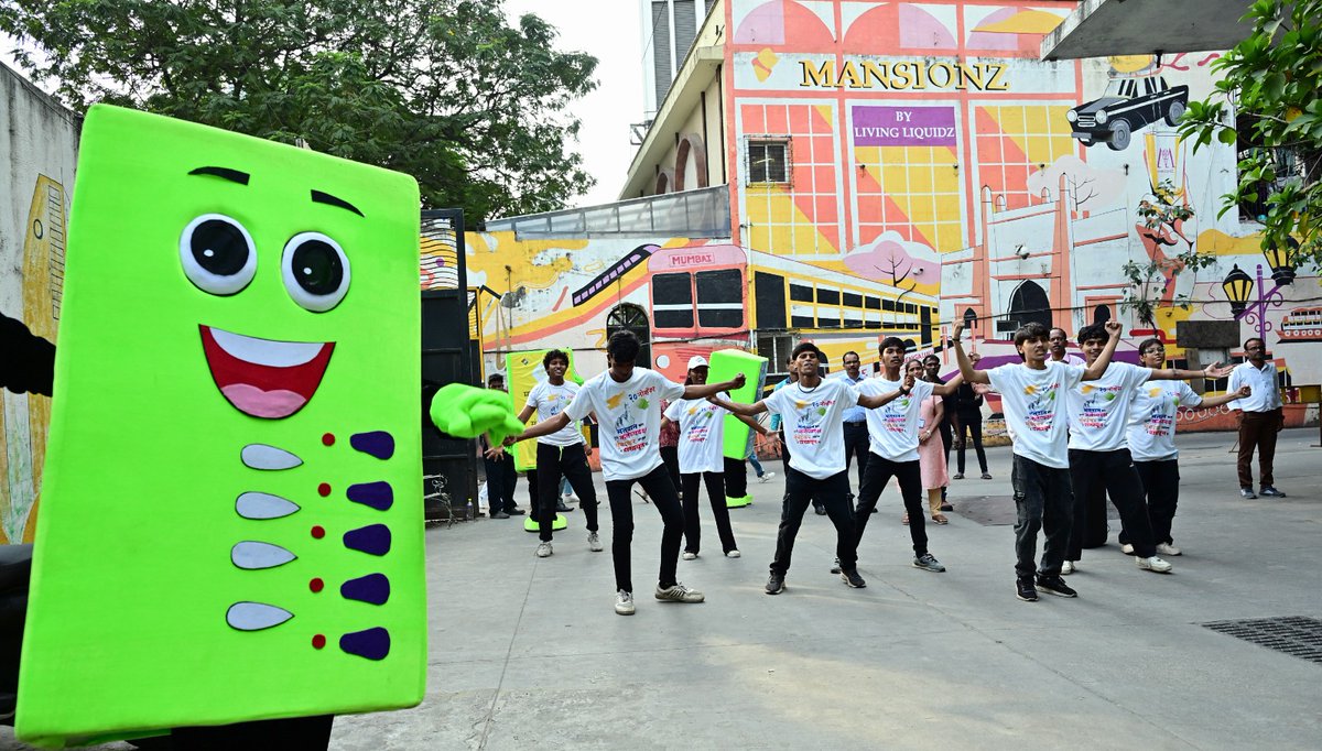 mid_day's tweet image. Youngsters performed during a flash mob alongside Election Commission of India officials to raise awareness about the importance of voting ahead of the upcoming 2024 Maharashtra Assembly elections at Kamla Mills, Lower Parel, Mumbai.

Photos by: @khanshadab1982

#FlashMob