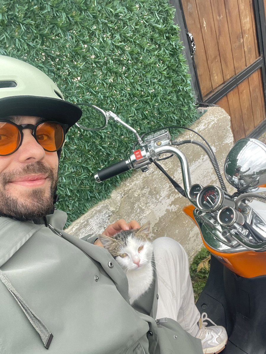 İkimizide köpek kovalıyordu, güçlerimizi birleştirdik. Beraber kaçtık.