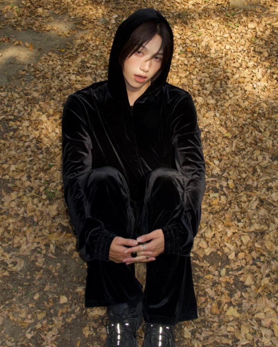 43THR4's tweet image. For me it's still the autumn leaves.