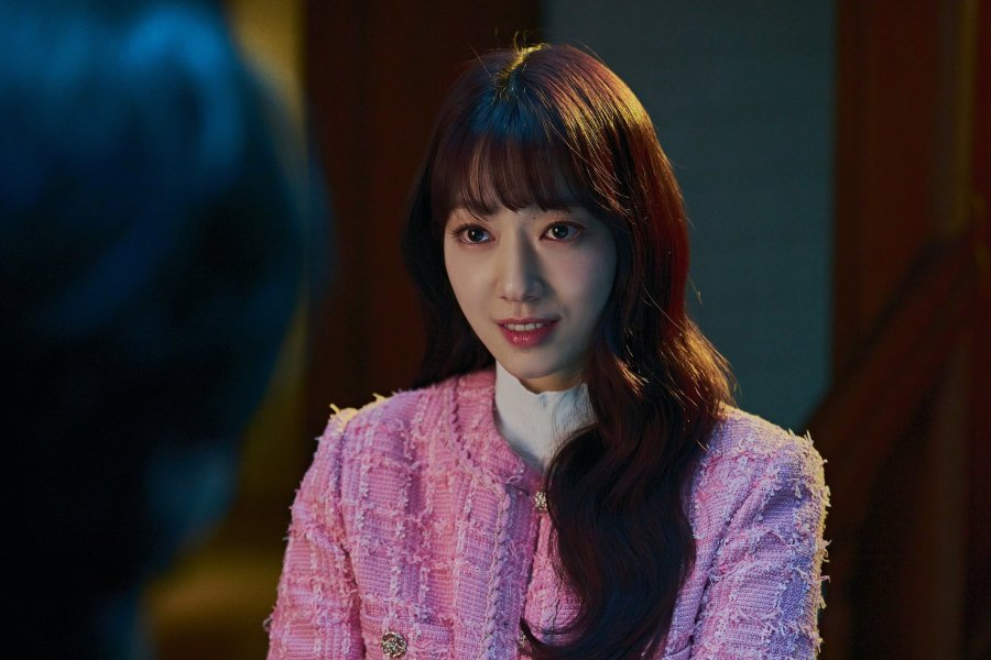 KDramaHandle's tweet photo. #ParkShinHye wore about 300 outfits in the SBS drama #TheJudgeFromHell. https://t.co/WIweGLohbC