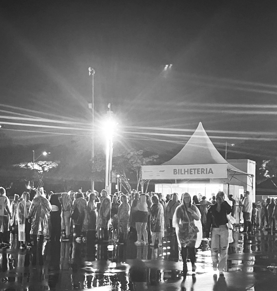 jnflesch's tweet photo. Fãs de Bruno Mars em Belo Horizonte foram barrados por problemas com meia-entrada.  

Fãs não estavam com documentos que comprovassem o  benefícios e tiveram que completar o valor do ingresso para entrar. https://t.co/mQ8vi8AG7v