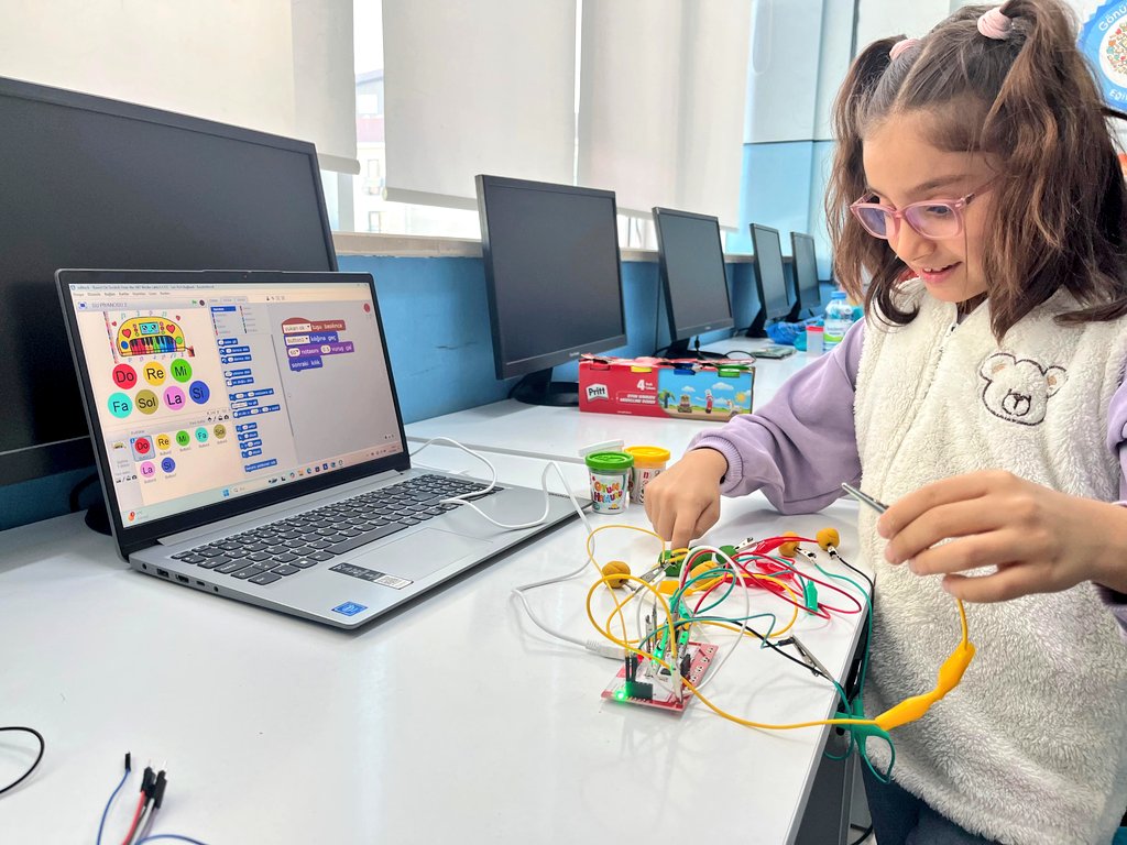 GSB_YahsihanGM's tweet image. Gençlik merkezimizde robotik kodlama eğitimiyle gençlerimizi teknolojiyle buluşturuyoruz! 🤖💻
Hayal güçlerini geliştirirken, inovasyon ve problem çözme becerilerini de güçlendiriyoruz. Geleceğin yaratıcı zihinleri burada yetişiyor!🤗
#RobotikKodlama
#TeknolojiEğitimi