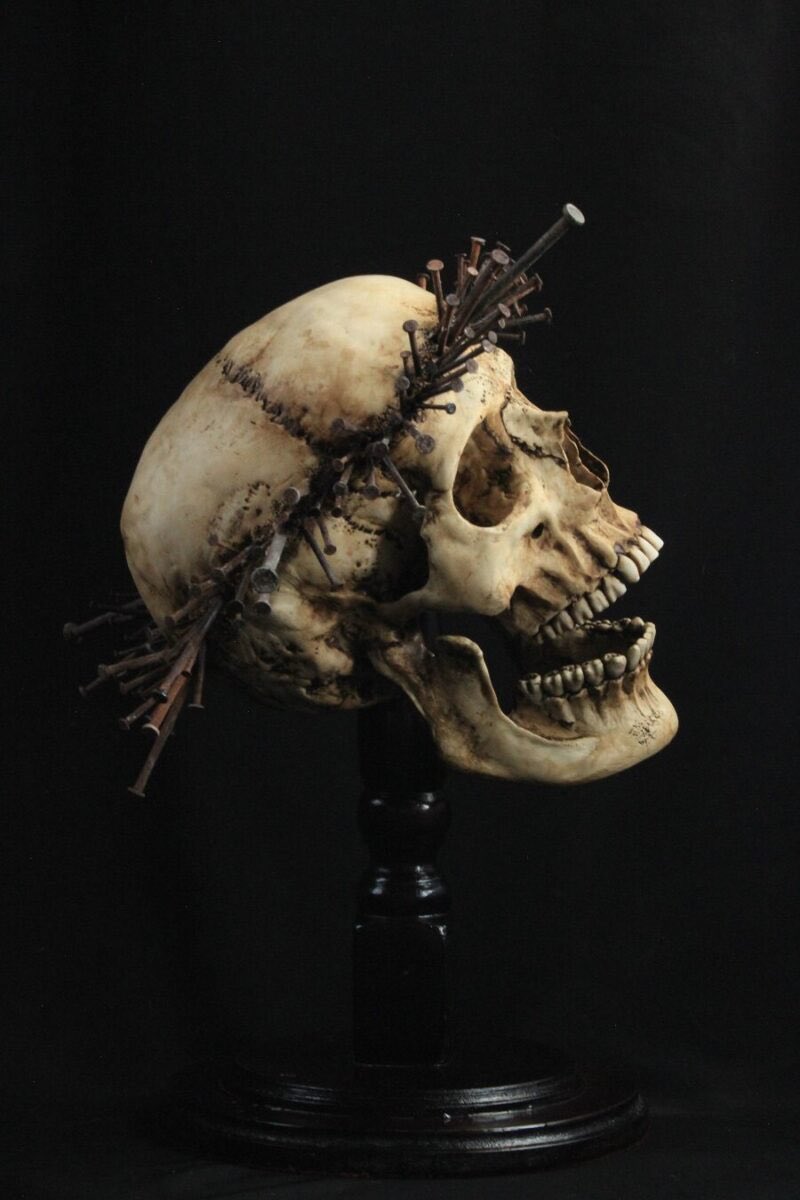 Interesantes propuestas del escultor mexicano Emil Melmoth, en la que explora lo macabro y lo fusiona con elementos del arte sacro.