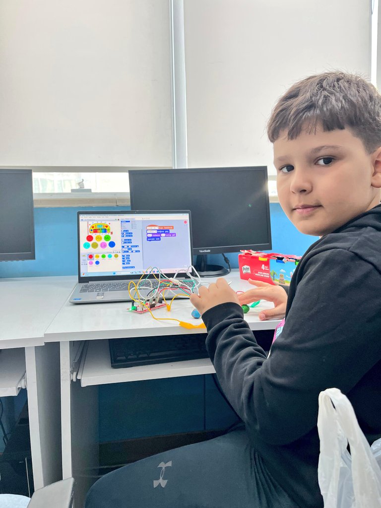 GSB_YahsihanGM's tweet image. Gençlik merkezimizde robotik kodlama eğitimiyle gençlerimizi teknolojiyle buluşturuyoruz! 🤖💻
Hayal güçlerini geliştirirken, inovasyon ve problem çözme becerilerini de güçlendiriyoruz. Geleceğin yaratıcı zihinleri burada yetişiyor!🤗
#RobotikKodlama
#TeknolojiEğitimi
