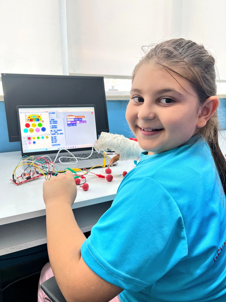 GSB_YahsihanGM's tweet image. Gençlik merkezimizde robotik kodlama eğitimiyle gençlerimizi teknolojiyle buluşturuyoruz! 🤖💻
Hayal güçlerini geliştirirken, inovasyon ve problem çözme becerilerini de güçlendiriyoruz. Geleceğin yaratıcı zihinleri burada yetişiyor!🤗
#RobotikKodlama
#TeknolojiEğitimi