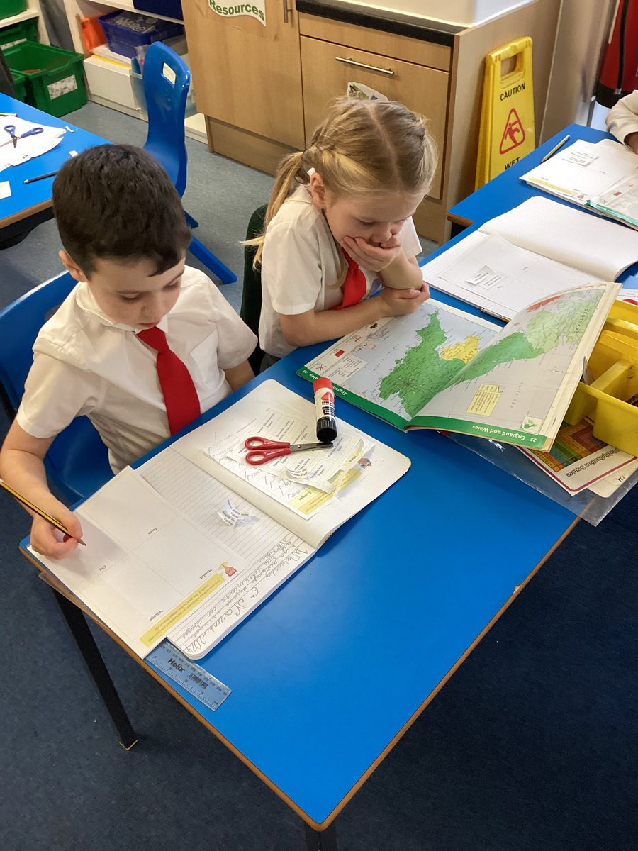 StMM_2021's tweet image. Year 3/4 have used an atlas to locate different types of settlements #hamlets #towns #villages #cities