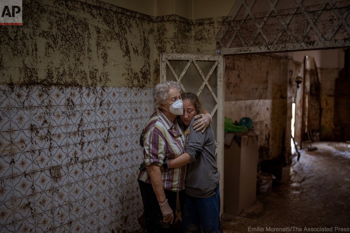 Vero Almarche, 36, abraza a su vecina María Muñoz, 74 años. Maria nació en esa casa, y dice que ha quedado ya inhabitable. Todas sus pertenencias han resultado destruidas por toneladas de lodo, en Masanasa, Valencia, el 6 de Noviembre de 2024.
