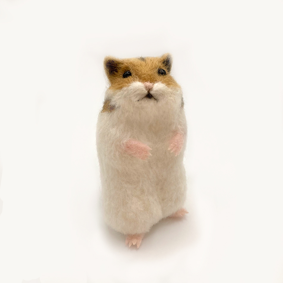 earlrabbit's tweet photo. 脱走がばれた羊毛ゴールデンハムスター
ほぼ実物大(高さ約9cm　横幅約4.5cm)です🥰
Creemaにてただいま販売中です。
https://t.co/sohsF6dorc https://t.co/RoMRFNd8m3