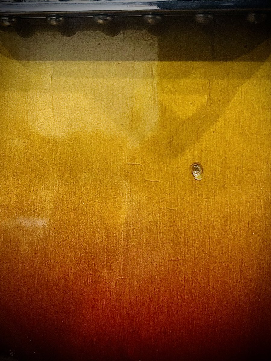 C_Sharp_Blues's tweet image. 1999年、新品で買ったこのギター。はじめてのC/S。
ここ最近になって #ウェザーチェッキングクラック が少しずつ入ってきた。
実に２５年。
いろんな事があったよな。
これからもよろしくね。

#FenderCustomShop #MasterGrade 
#マスグレ #Stratcaster #経年変化 #リアルなレリック