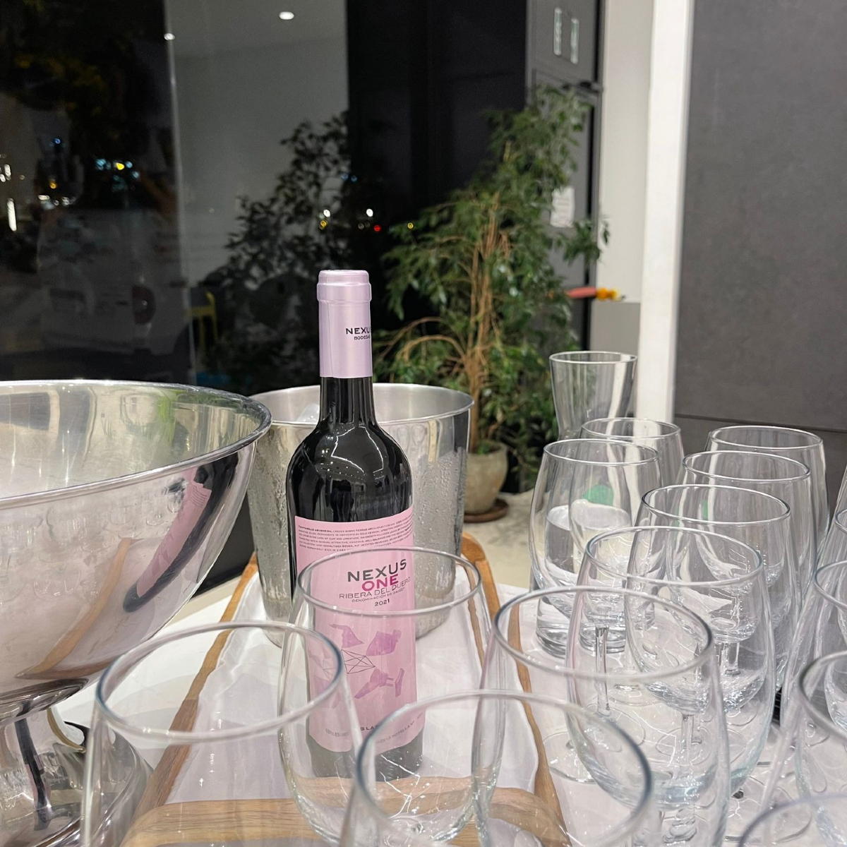 🍷🍷 Nexus One es ideal para cuando no sabes qué pedir, pero necesitas darte una alegría; un tinto que desprende lluvia de fruta fresca. Acompañante ideal de tertulias, marida bien con arroces, brasa, verduras y quesos. Medalla de oro en el "Concours Mondial de Bruxelles 2024"