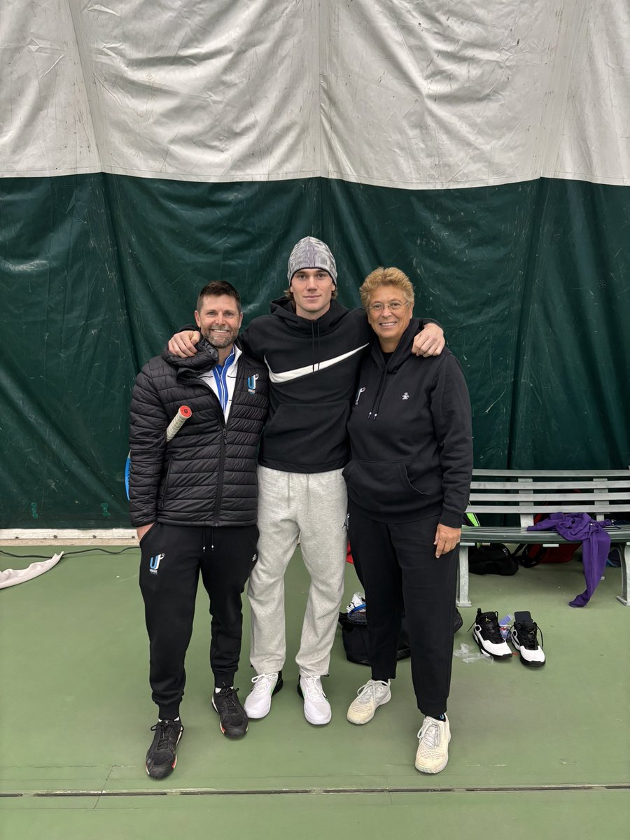Jodurie's tweet photo. Had a fab morning @Unique_Tennis with @jackdraper0  The players loved watching &amp; hitting with Jack &amp; a super Q&amp;A after with invaluable advice from the World’s #15 🌟 🙌🎾 https://t.co/p4BWnywxl7