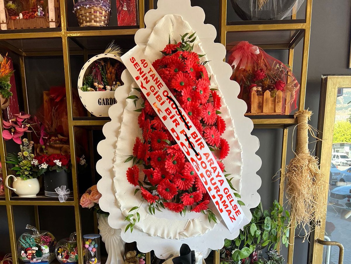 Rize’de aldatıldığını öğrenen bir kadın, aldatan sevgilisinin doğum gününde çelenk yaptırıp gönderdi.