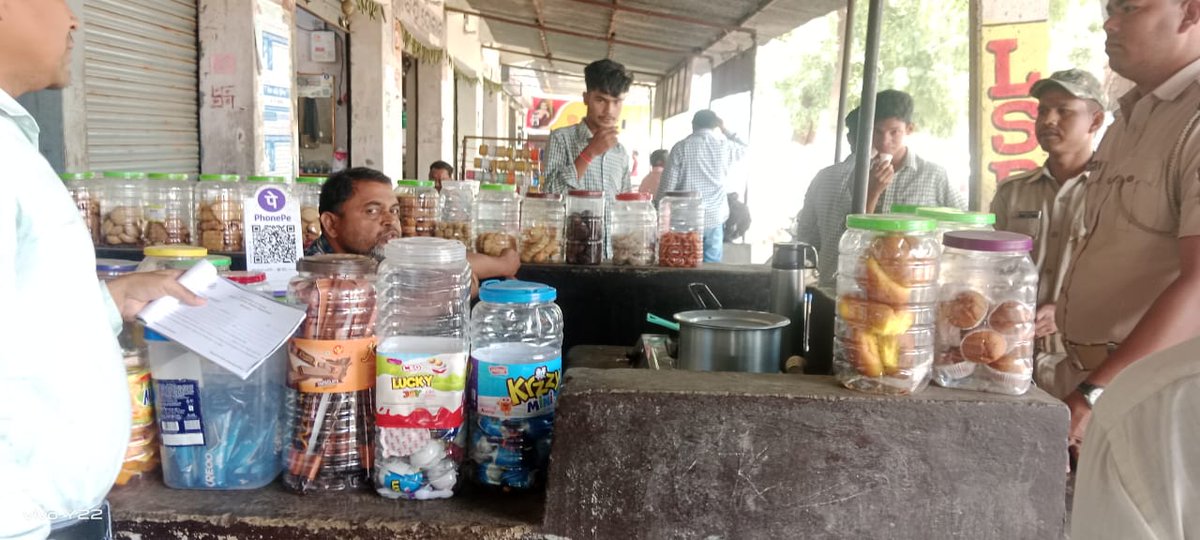 CDMPHO_DHH_NPD's tweet photo. COTPA joint Enforcement Squad moved to different pan and grocery shops of Khariar Block areas and fine lavied to the vialotors. https://t.co/leIfaMdjx1