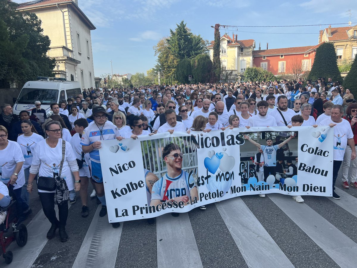 Départ à l’instant de la marche blanche en hommage à Nicolas. Romans-sur-Isère <a href="/TF1Info/">TF1Info</a>