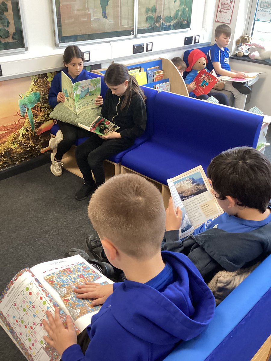 HilderthorpeSch's tweet photo. 5RH have been doing some wonderful reading in the library this afternoon! #hildyear5 #hildreading https://t.co/s4gmTMqLqn