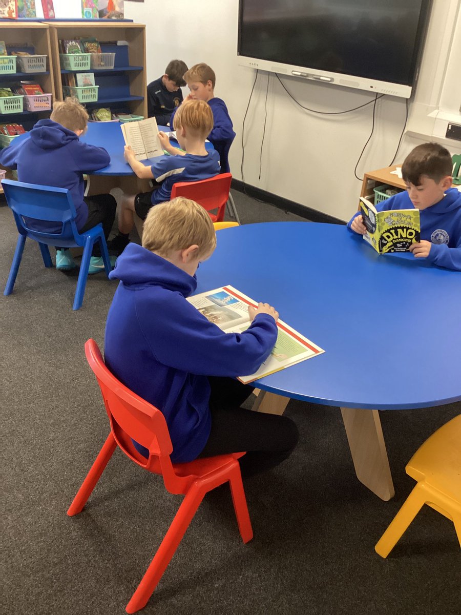 HilderthorpeSch's tweet photo. 5RH have been doing some wonderful reading in the library this afternoon! #hildyear5 #hildreading https://t.co/s4gmTMqLqn