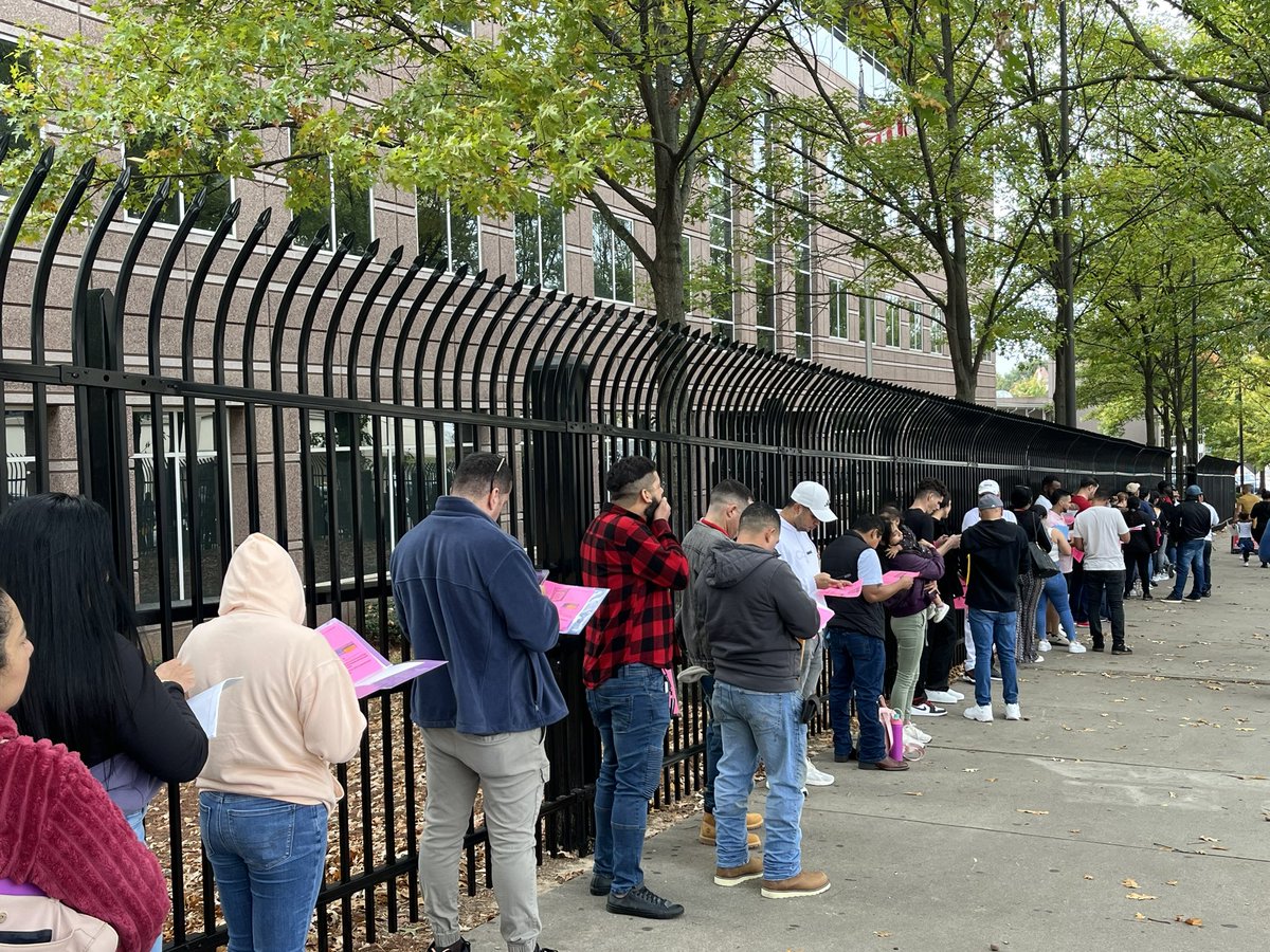 lautarogrinspan's tweet image. I’m speaking with migrants outside Atlanta’s ICE field office about last night’s election results.
“We’re fucked,” said the very first person I talked to, a woman from Nicaragua.