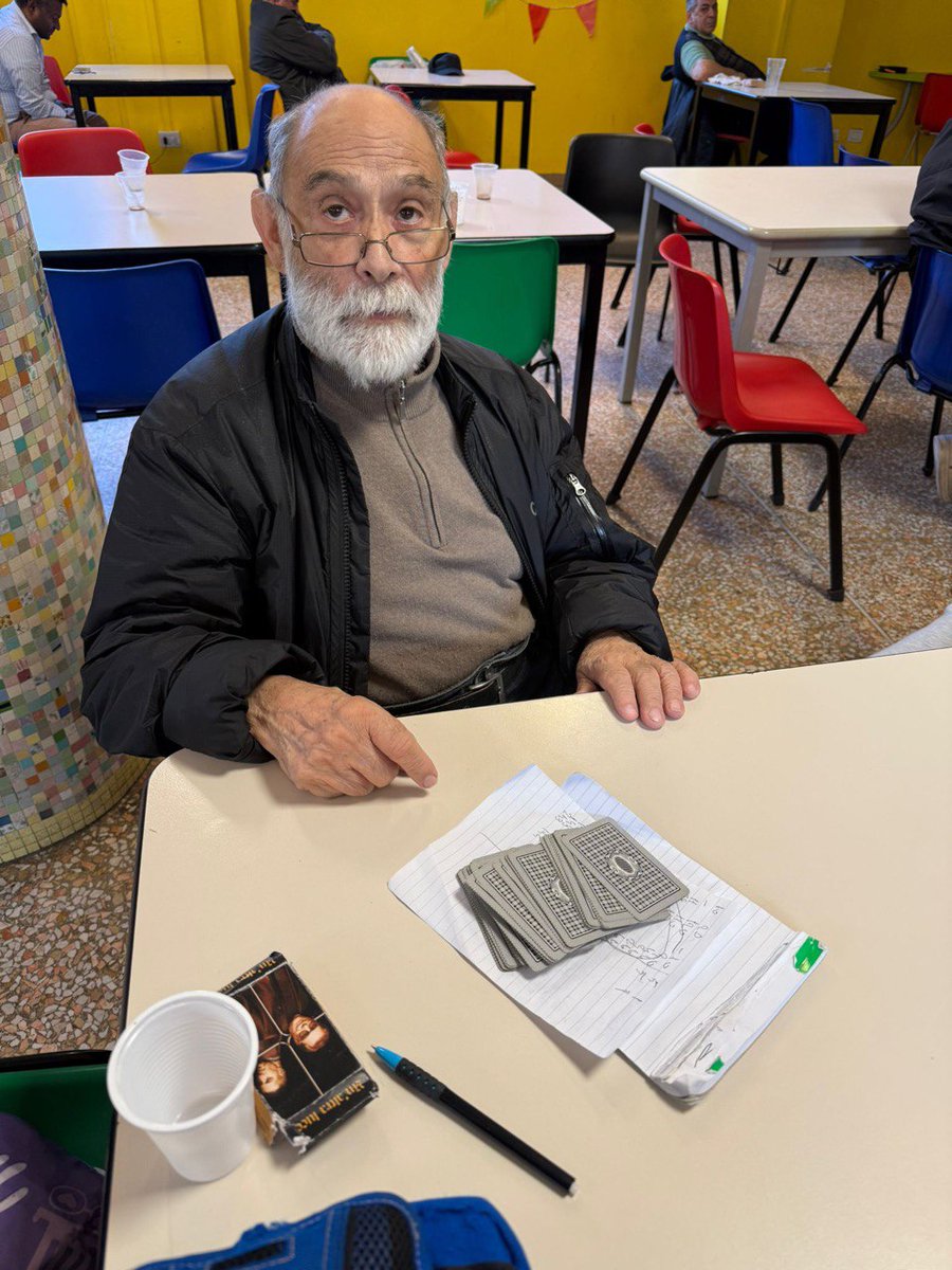 Il freddo inizia a farsi sentire e un buon modo di riscaldare gli animi è riunirsi e giocare a carte! Per sostenerli in questa attività?
Tutto quello che serve è ben accetto: per un'atmosfera perfetta carte e tappetino di panno verde sono un must!
Grazie e che vinca il migliore🃏