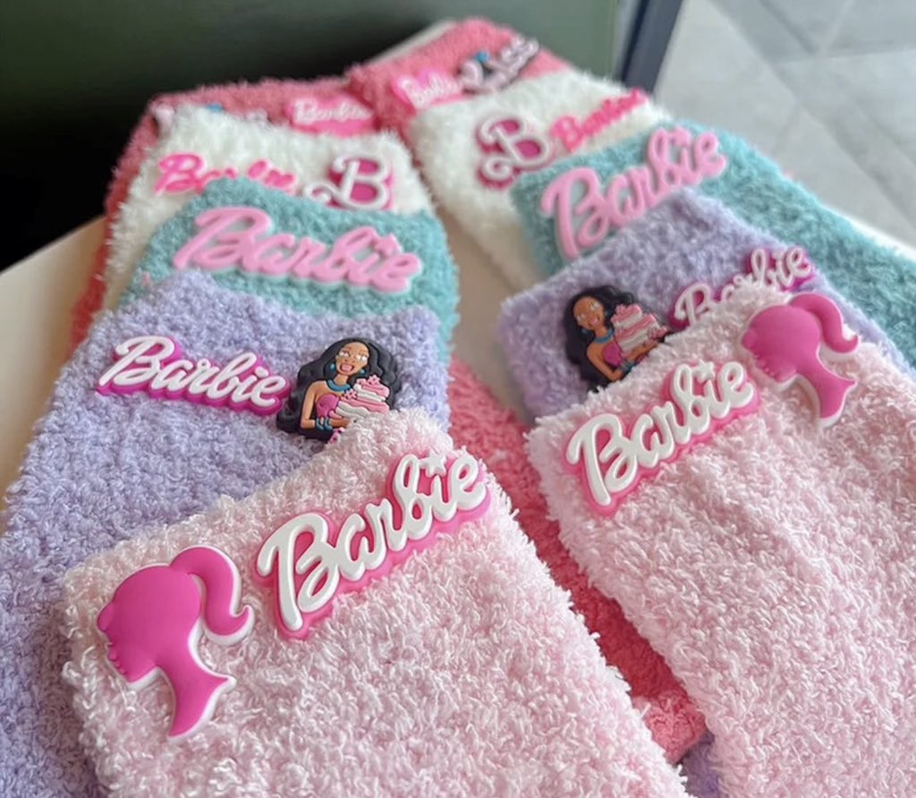theyoungtrybe's tweet image. Barbie Crocs Socks are now available and selling out fasttt

Don’t snooze on this beauties 🫧💗🌸

🎀 Price- 6k only

Send that DM to add this to your Crocs order📩✨

#barbiesocks
#crocsinlagos