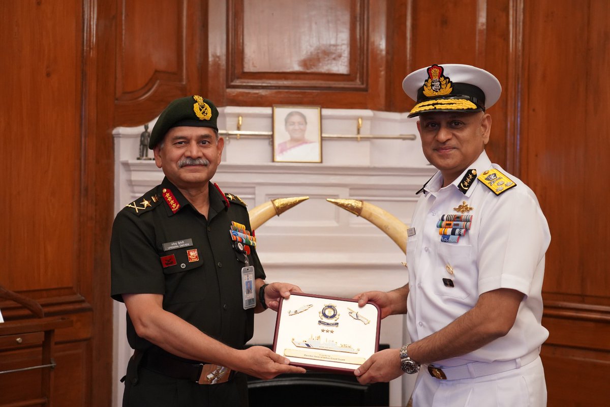 adgpi's tweet photo. Synergy of #Forces
Shri Paramesh Sivamani, Director General of the Indian Coast Guard #DGICG called on #GeneralUpendraDwivedi #COAS today. They discussed issues of mutual interest and ways of further enhancing collaboration between #IndianArmy and #IndianCoastGuard.
#ICG
#IndianArmy
#YearofTechAbsorption
@DefenceMinIndia
@SpokespersonMoD
@HQ_IDS_India
@IndiaCoastGuard