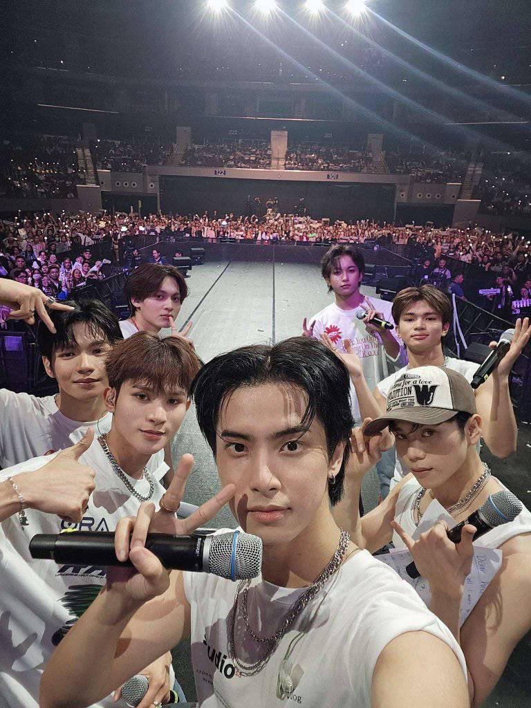 Francis ⚓️ 🐯 (@francis_010816) on Twitter photo You have come this far boys, together with. We will always stay by your side and will continue to support all of you. Things may not be clear for now, but know that we are here!
HORI7ON BOUNDLESS DREAMS
#TogetherForeverHORI7ON
#HORI7ON #호라이즌
<a href="/HORI7ONofficial/">HORI7ONofficial</a> You have come this far boys, together with. We will always stay by your side and will continue to support all of you. Things may not be clear for now, but know that we are here!
HORI7ON BOUNDLESS DREAMS
#TogetherForeverHORI7ON
#HORI7ON #호라이즌
<a href="/HORI7ONofficial/">HORI7ONofficial</a>