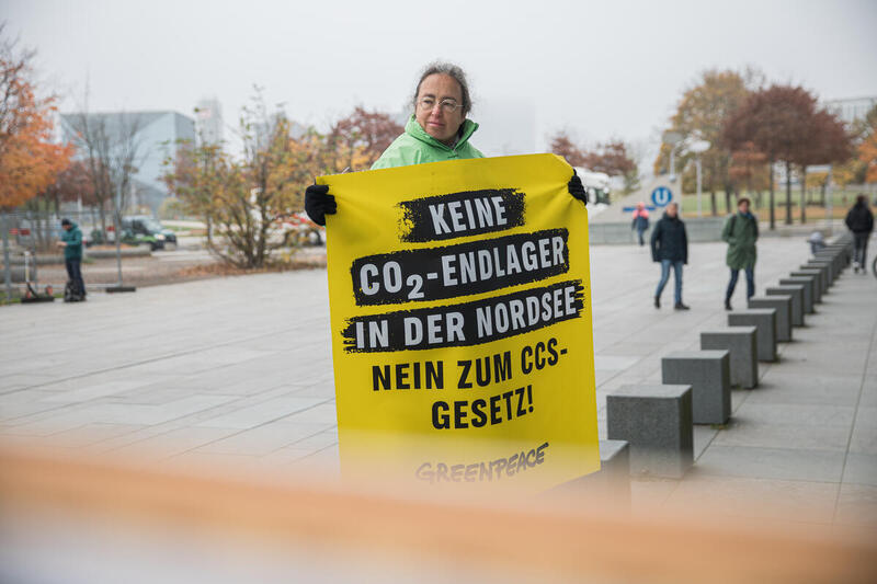 greenpeace_de's tweet photo. Greenpeace-Studie: Die Abscheidung und Speicherung von CO2 ist eine kostspielige Scheinlösung: In Deutschland erwarten uns Kosten von bis zu 81,5 Mrd. Euro, ohne dabei nennenswerte Fortschritte beim Klimaschutz zu erreichen. 👉 https://t.co/O1h7tCRxWS #CCS https://t.co/LnZsJEKzt9