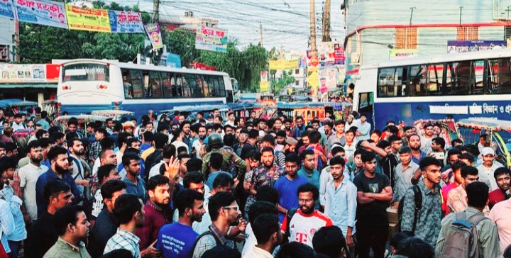 বিশ্ববিদ্যালয়ের গাড়ীর স্টাফকে মারধরের প্রতিবাদে শিক্ষার্থীদের সড়ক অবরোধ