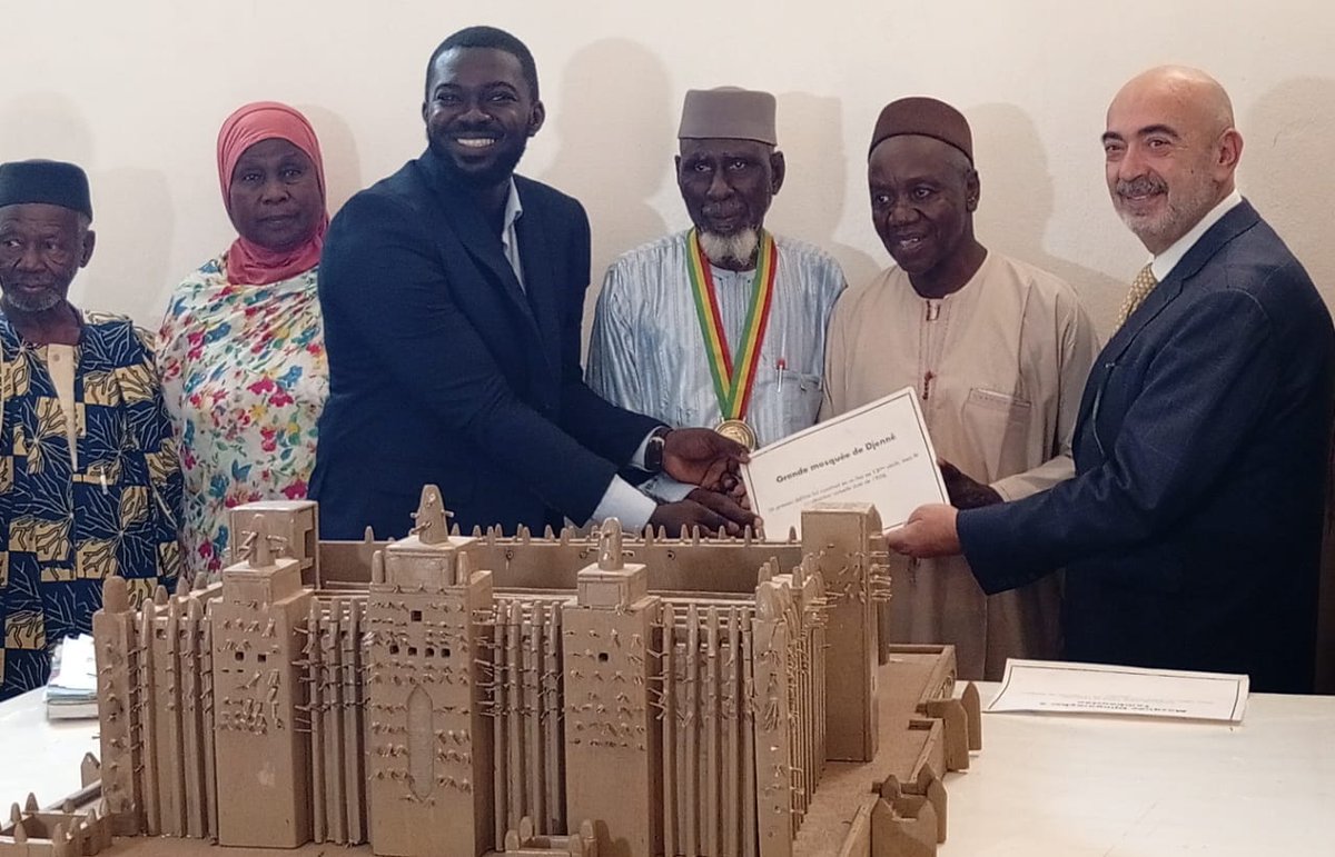 EmbEspMali's tweet photo. Consolidation lien culturel Espagne-Mali: Remise par l'Ambassadeur d'Espagne des maquettes de la mosquée Djingareyber, de Djenné et du marché Rose de Bamako, à l'école d'architecture ESIAU, à l'occasion de la rentrée scolaire.
@ESIAU_Bamako https://t.co/NSd909WSyV