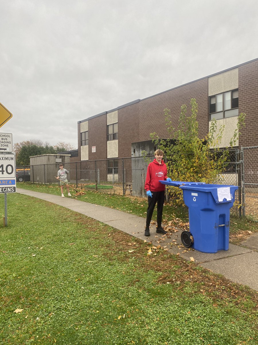 merritt_ps's tweet photo. It’s “Take Your Kids To Work Day” these former WHM alumni are helping Mr. Roy clean up the leaves 🍂 #dsbn #bethebestyoucanbe https://t.co/VenkwIZm5C