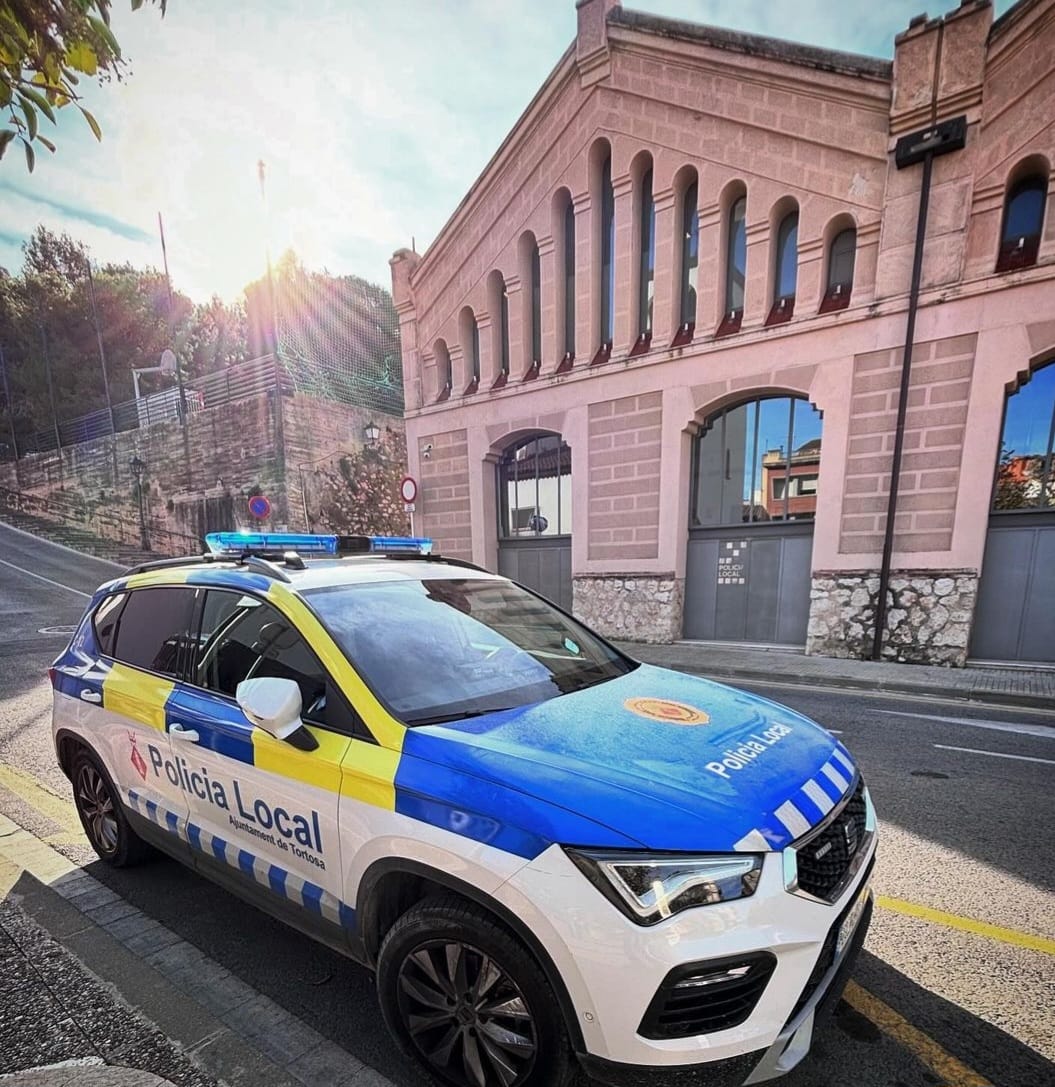 Moltes gràcies als i les agents de la <a href="/PLTortosa/">Policia Local Tortosa</a>  que altruistament estan participant en les tasques per ajudar a les poblacions del País Valencià afectades per la DANA. La vostra solidaritat fa que porteu el nom de #Tortosa allà on es necessita.