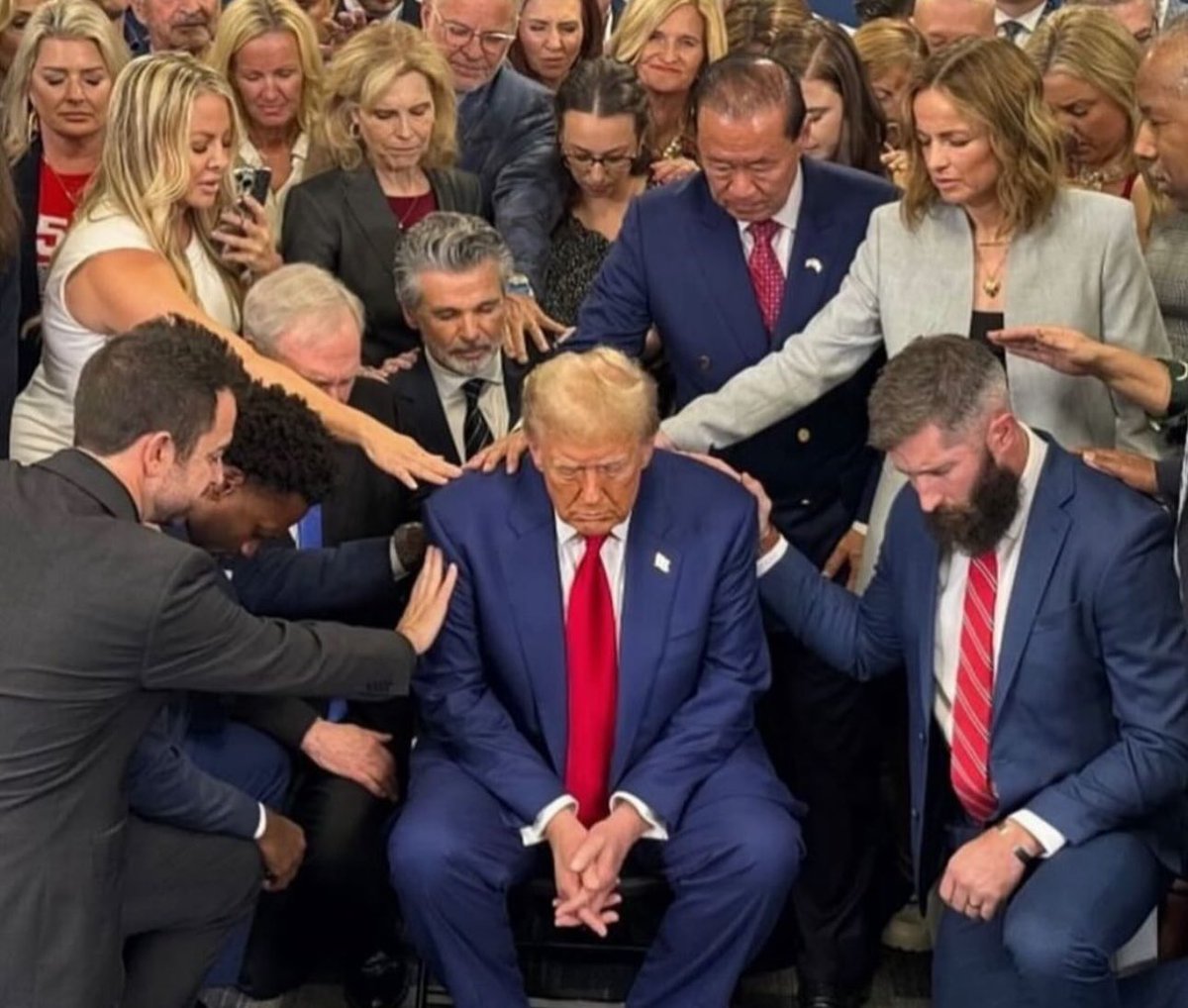 fabiofreitaspa's tweet photo. Parabenizo o povo americano pela escolha de @realDonaldTrump como novo presidente dos EUA! Que sua liderança traga prosperidade e fortalecimento dos valores que compartilhamos, como a defesa da família, da liberdade e da fé. 🇺🇸🇧🇷 #Trump2024 #ValoresConservadores #AliançaBrasilEUA https://t.co/KDyWfzDLmQ