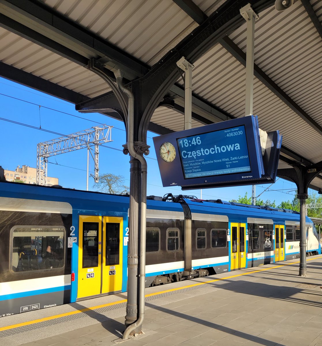 Dysten3's tweet photo. On the upgraded #RailwayLine No. 182 Tarnowskie Góry – #Zawiercie, #travellers can benefit from a real-time #passengerinformation system provided by DYSTEN.
https://t.co/CPQ6olUHX5

#railway #RTPI #kolej #LK182 https://t.co/fIINALkpES